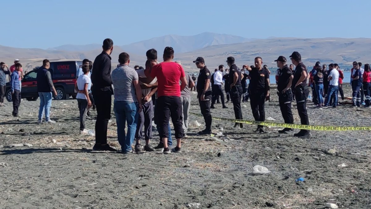 Van Gölü'ne giren çocuklardan 3'ünün cansız bedeni bulundu