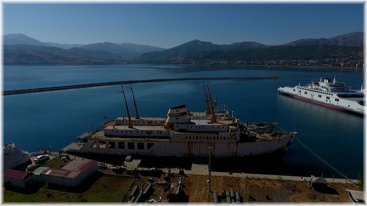 Van Gölü'ne indirilen 'Yüzen Otel' tamamlanıyor