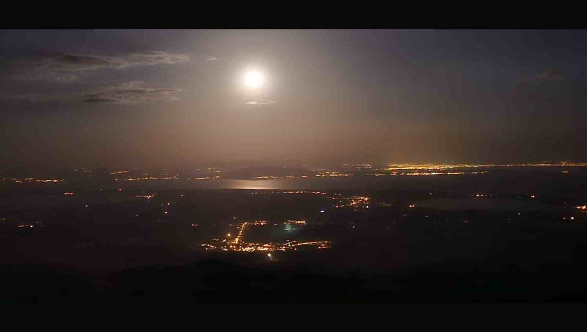 Van Gölü'ne yansıyan dolunay Süphan Dağı'nda hayranlıkla izlendi
