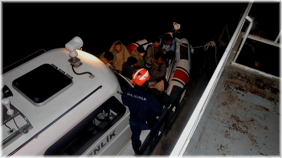 Van Gölü'nü şişme botlarla geçmeye çalışan 60 kaçak göçmen yakalandı