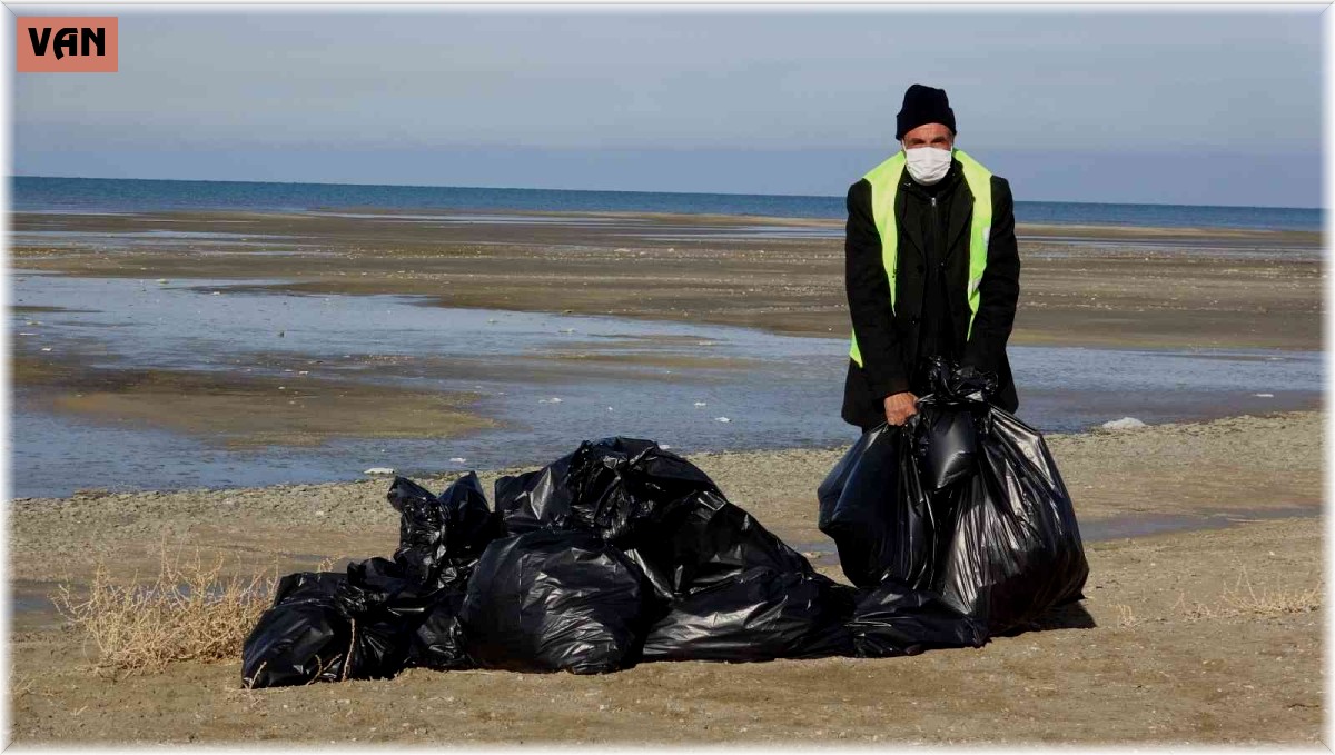 Van Gölü'nün çekilen sahilinde çöp topladılar