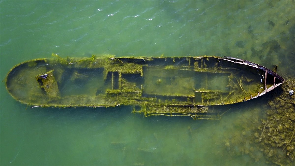 Van Gölü'nün çekilmesiyle batık gemi kalıntıları ortaya çıktı