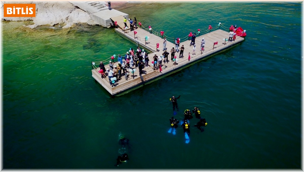 Van Gölü'nün dibinden çuvallarla çöp çıkarıldı