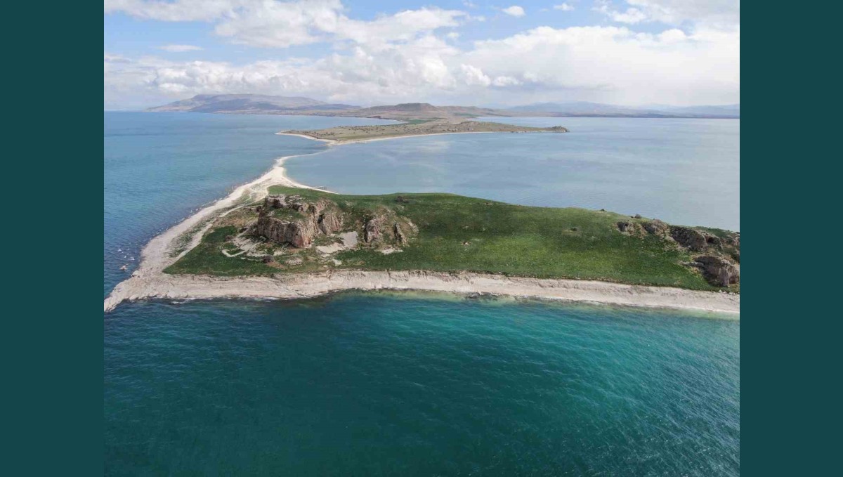 Van Gölü'nün el değmemiş güzelliği Çarpanak Adası