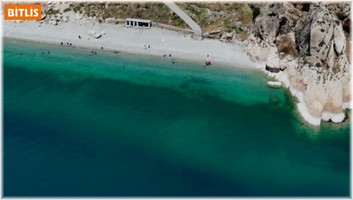 Van Gölü'nün masmavi suları ziyaretçilerini ağırlıyor