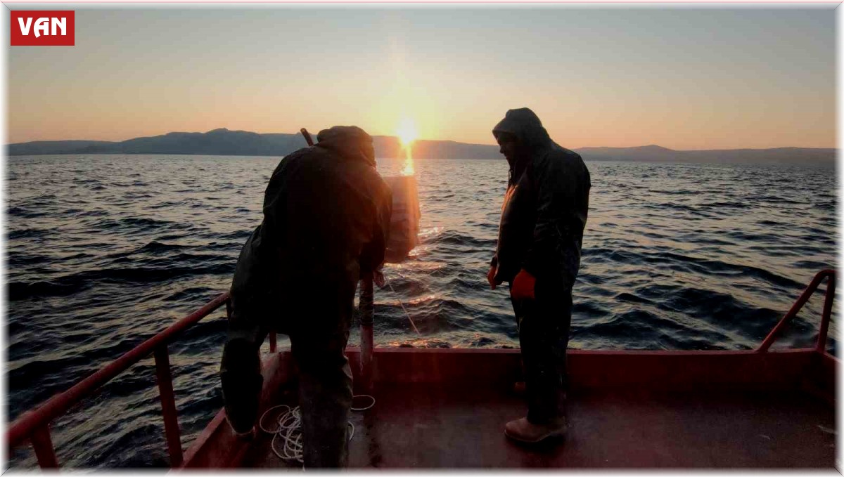 Van Gölü'nün mavi sularında ekmek mücadelesi