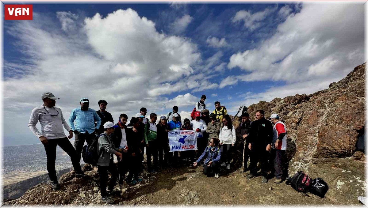 Van Gölü'nün temiz kalması için Erek Dağı'na tırmandılar