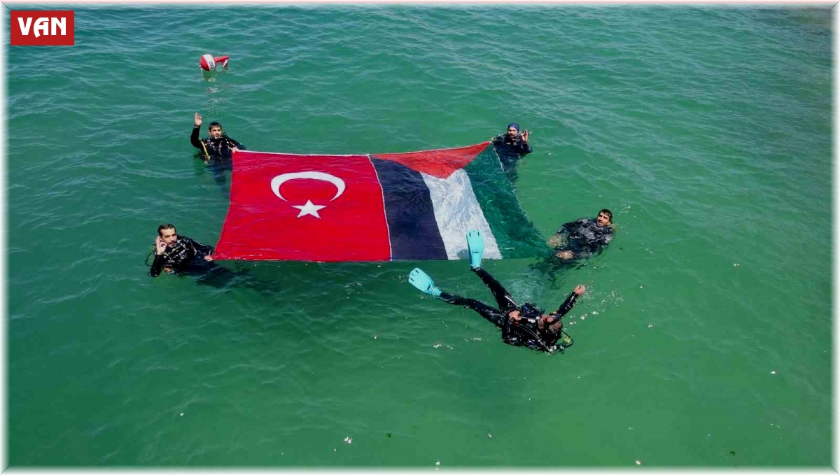 Van Gölü'nün yüzeyinde Türk ve Filistin bayrakları açıldı