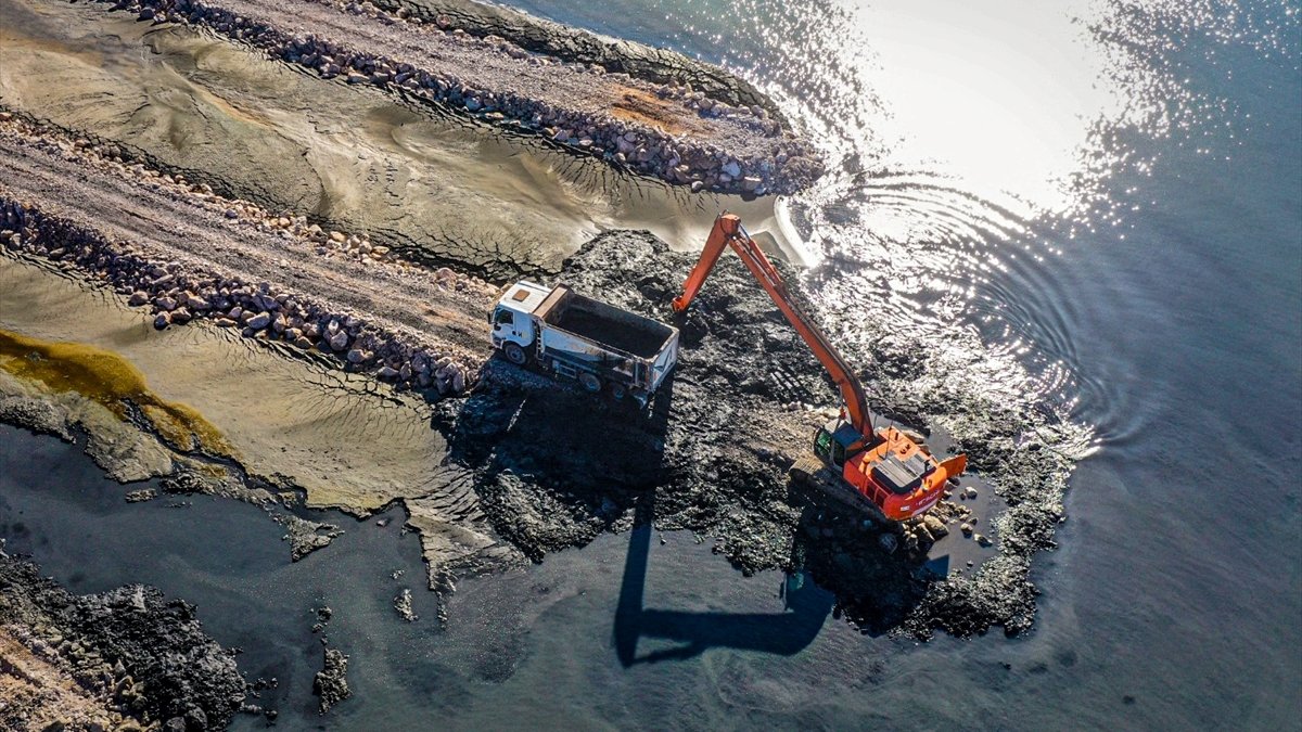 Van Gölü'nün zemininden 660 bin metreküp dip çamuru ve balçık çıkarıldı