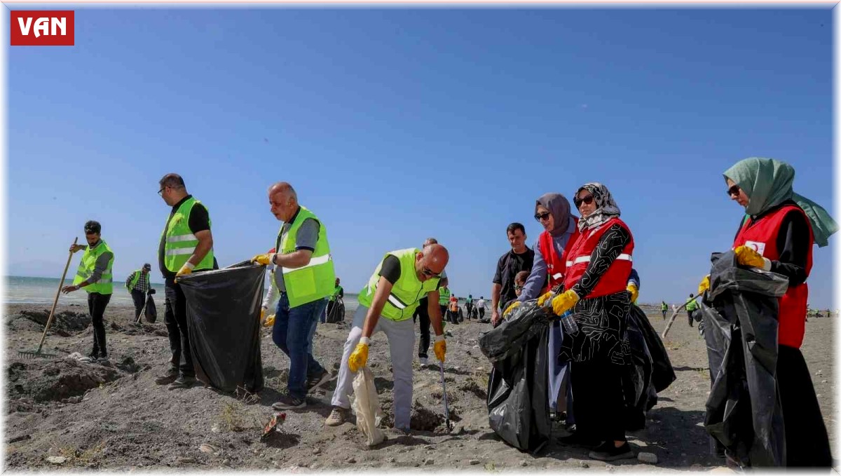 Van Gölü sahilinde çevre temizliği: 20 ton çöp toplandı
