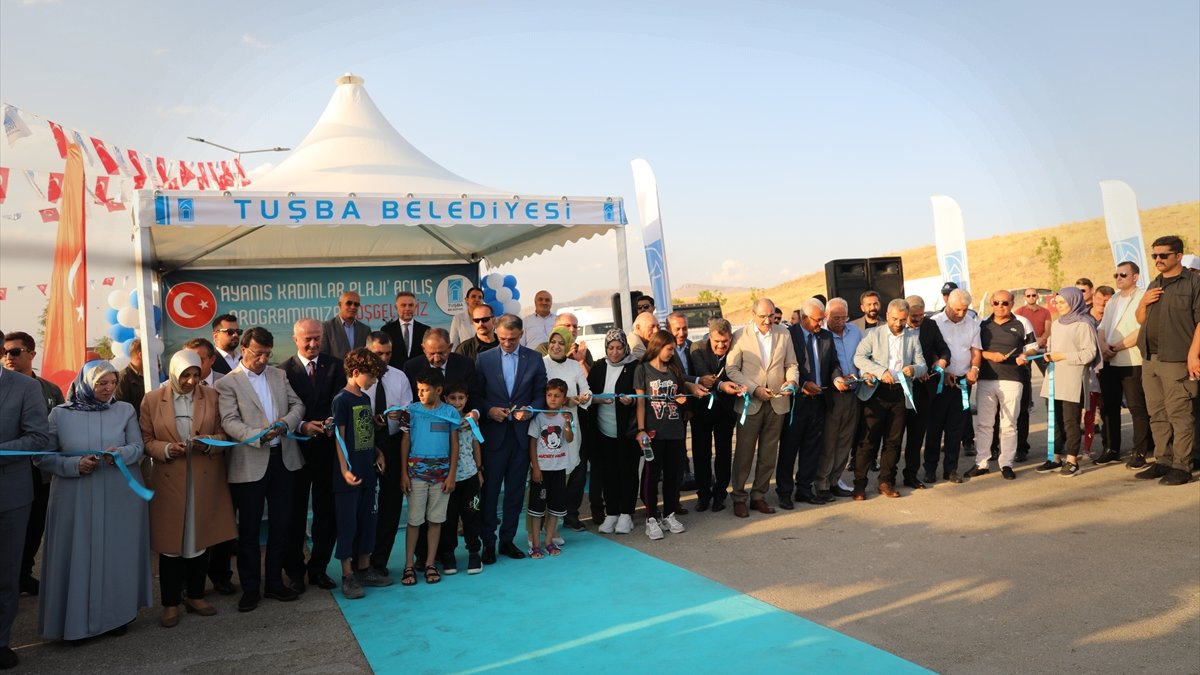 Van Gölü sahilinde kadınlar plajı açıldı