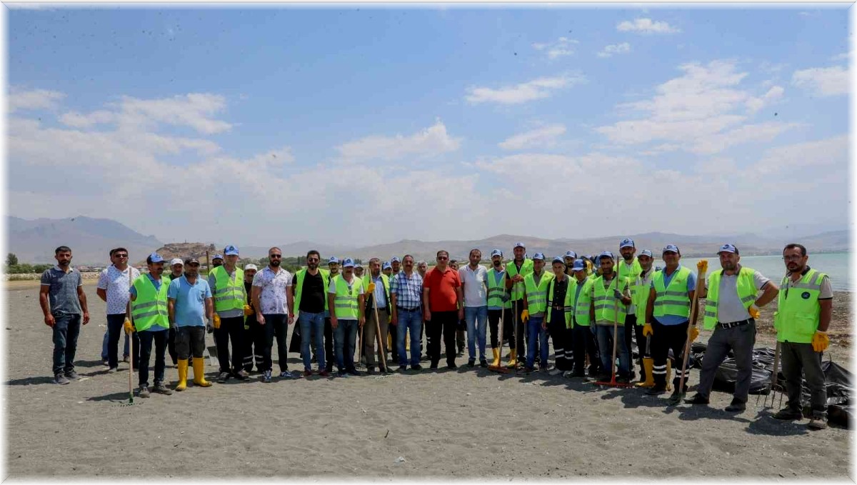 Van Gölü sahilinde tonlarca çöp toplandı