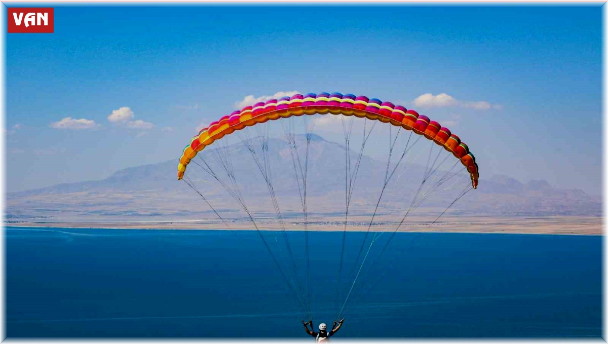 Van Gölü sahilinde yamaç paraşütü ve paramatör şampiyonası