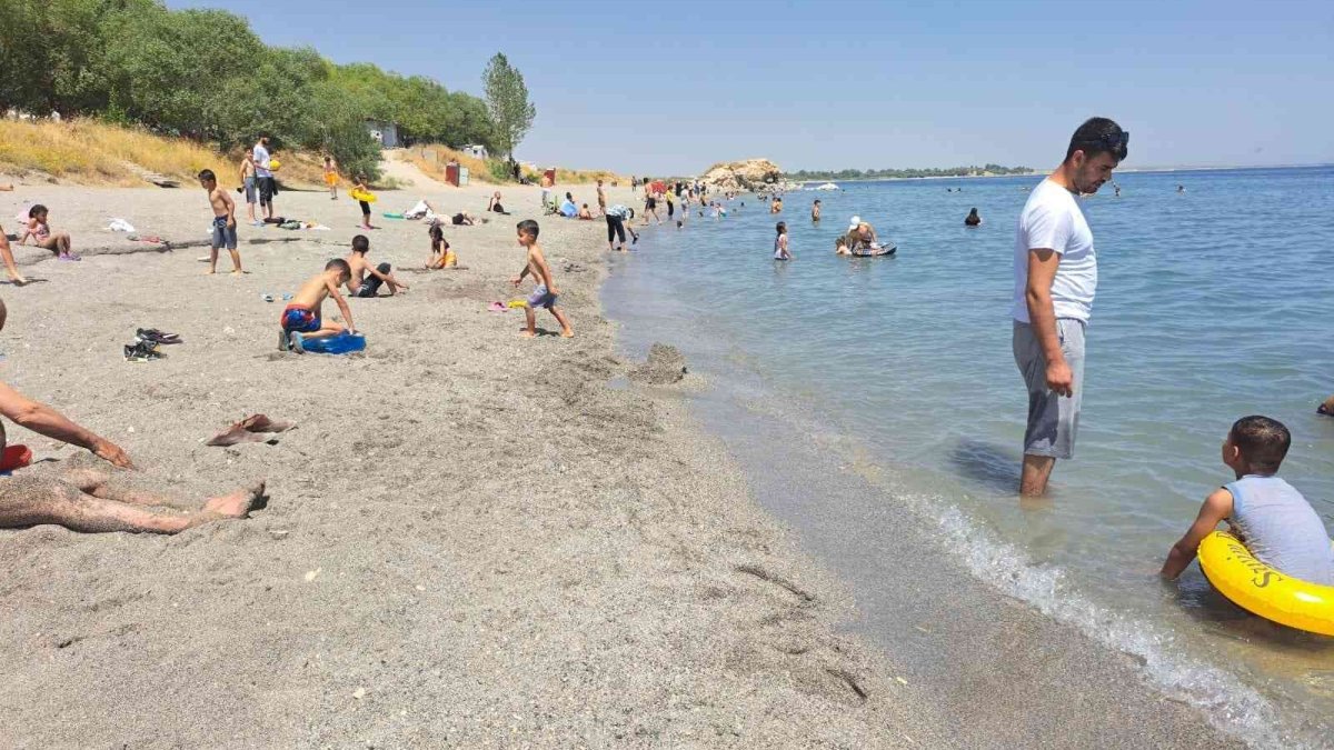 Van Gölü sahilleri Ege sahillerini aratmıyor