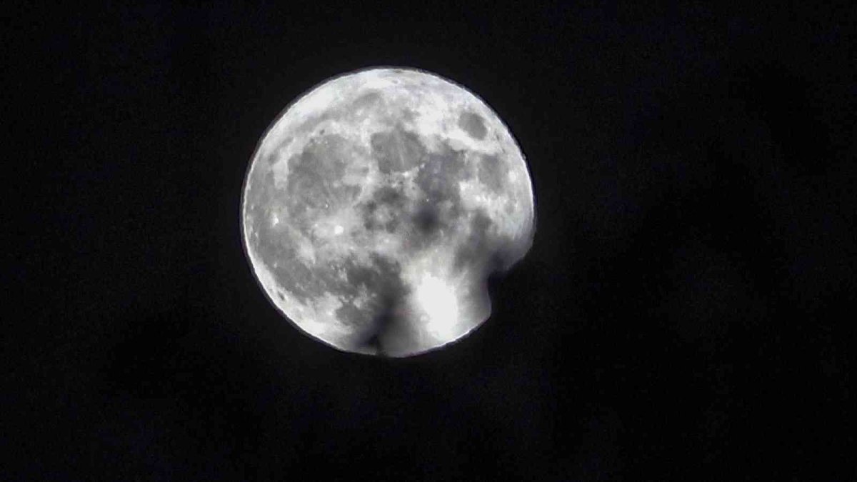 Van Gölü semalarından yükselen dolunay manzarası düğünü aydınlattı