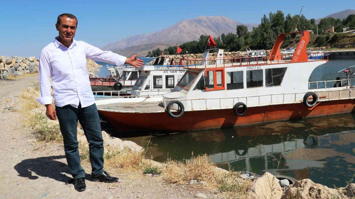 Van Gölü suyunun çekilmesiyle balıkçı tekneleri karaya oturdu