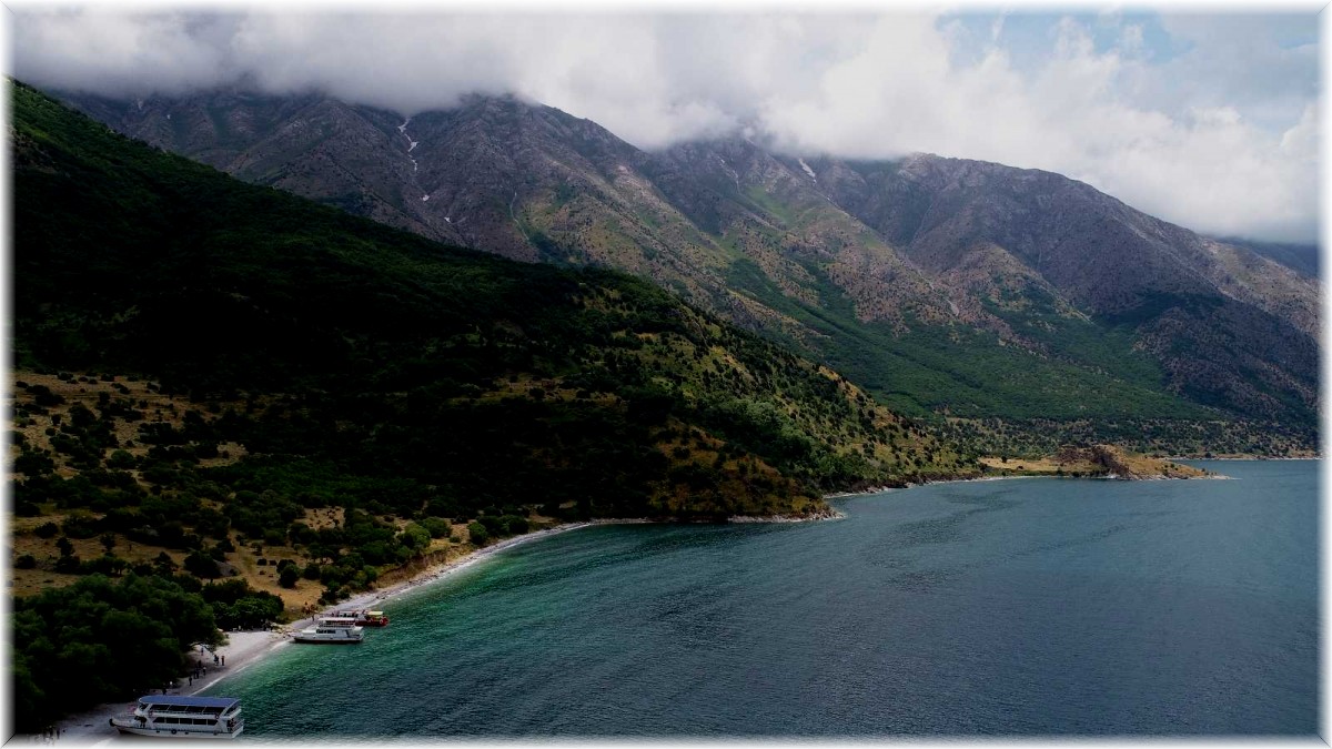 Van Gölü suyuyla hazırlanan spreyin korona virüsün çoğalmasını engellediği tespit edildi