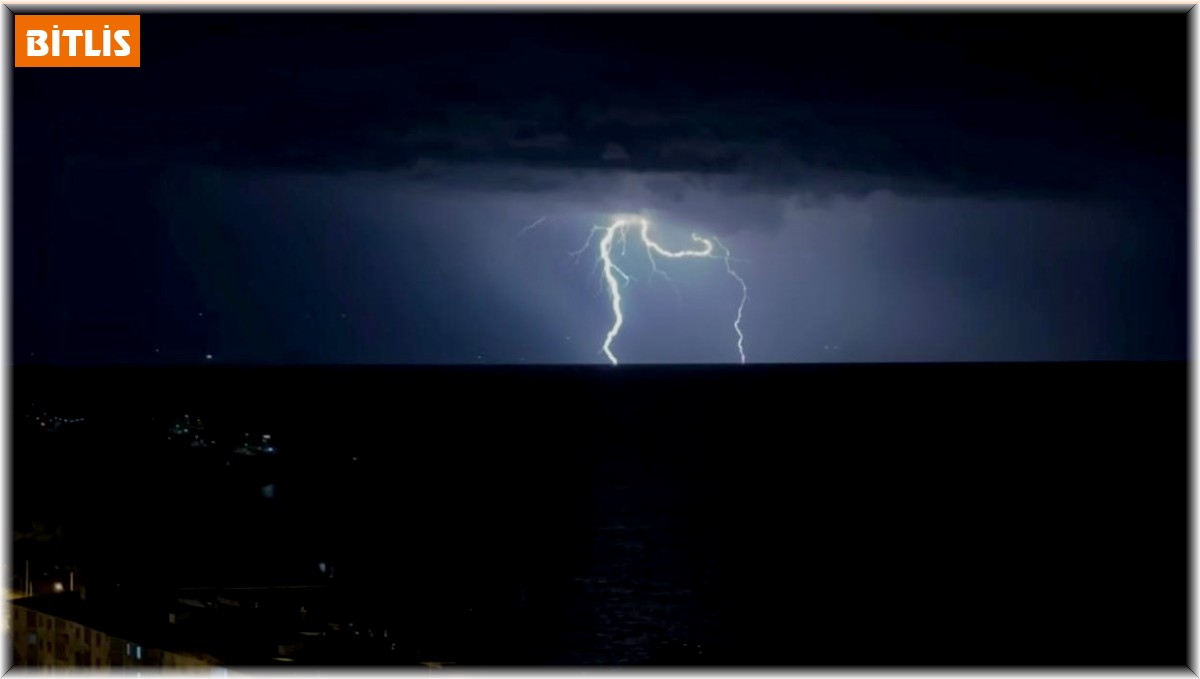 Van Gölü üzerinde çakan şimşeklerden görsel şölen