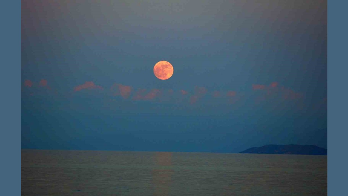 Van Gölü üzerinde dolunay güzelliği