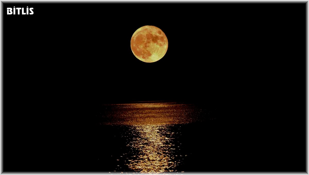 Van Gölü üzerinde yükselen dolunay hayran bıraktı