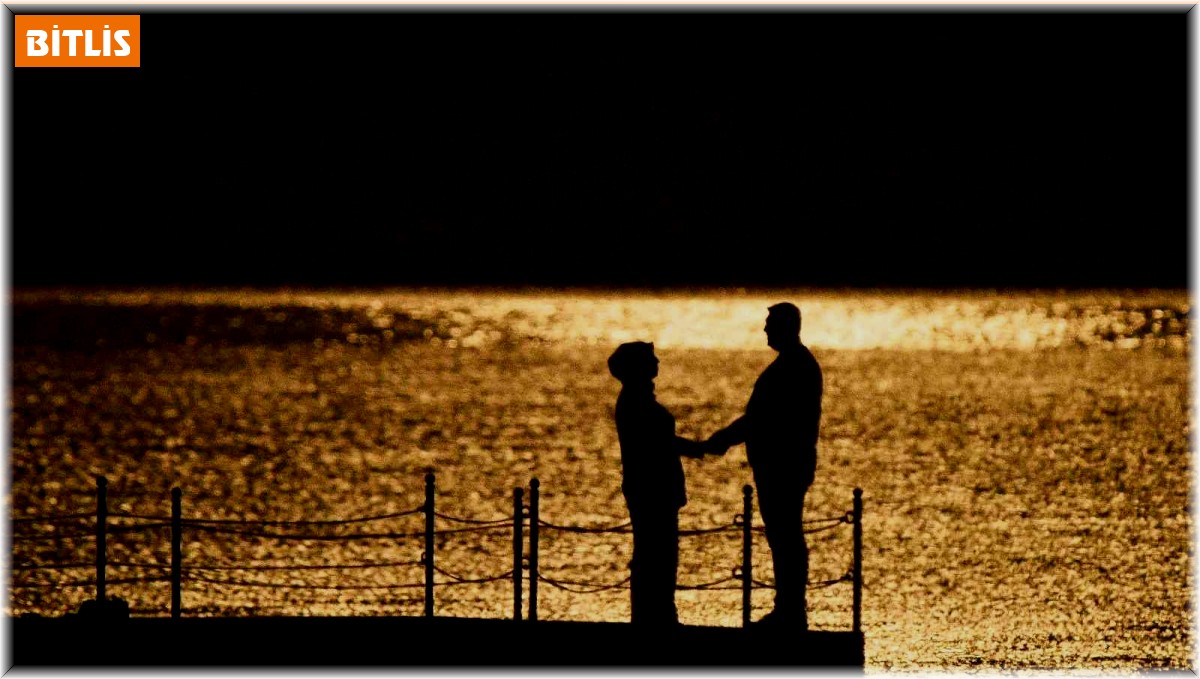 Van Gölü üzerinde yükselen dolunay ve yakamoz hayran bıraktı