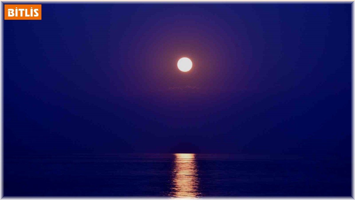 Van Gölü üzerinde yükselen Süper Mavi Ay görsel şölen oluşturdu