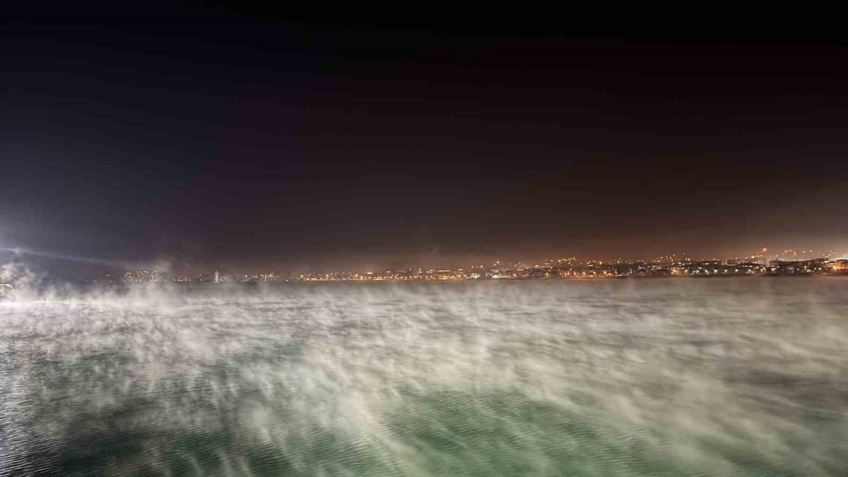 Van Gölü yüzeyinde buharlaşma ve sis ilginç görüntü oluşturdu