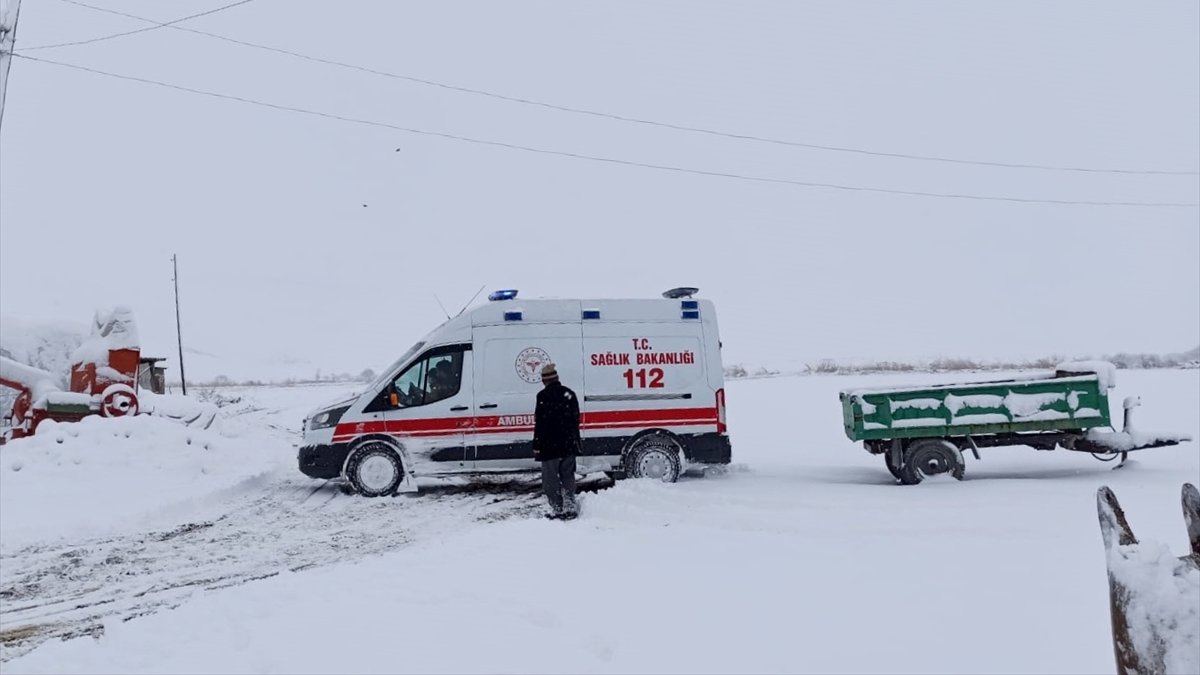 Van Gürpınar'da karda mahsur kalan ambulans ve araçlar belediye ekiplerince kurtarıldı