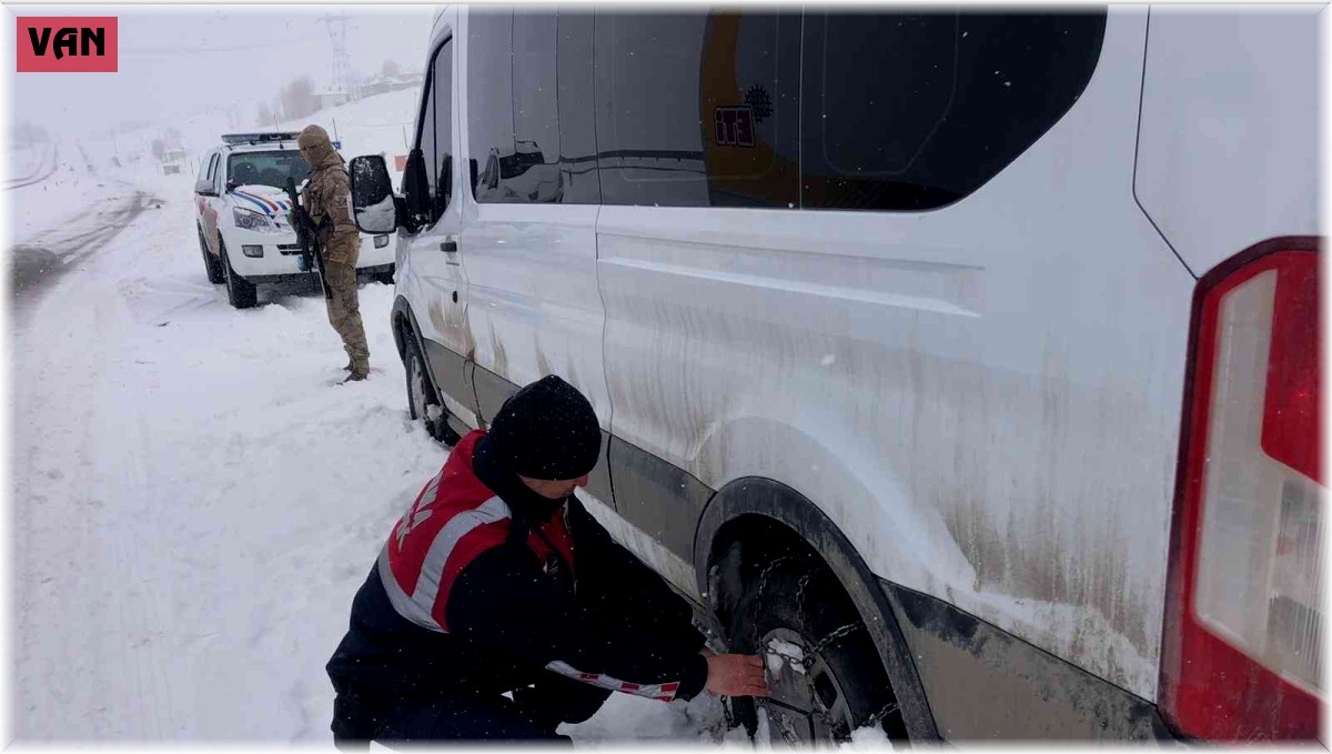 Van-Hakkari karayolu binek araçlara açıldı