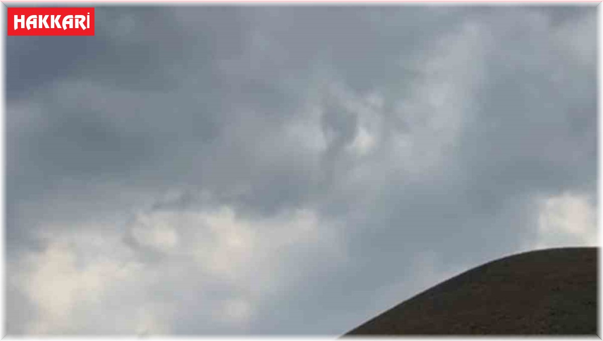 Van-Hakkari karayolunda onlarca araç selde mahsur kaldı