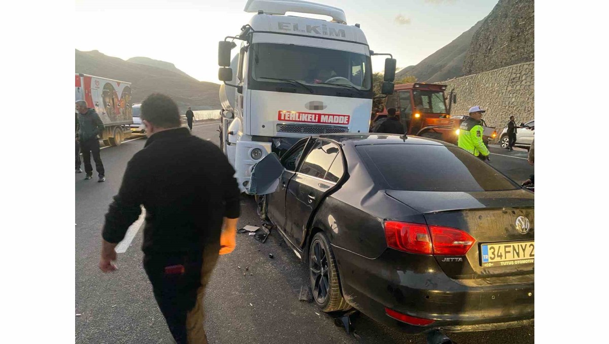 Van-Hakkari karayolunda otomobil tankerle çarpıştı: 3 ölü, 4 yaralı