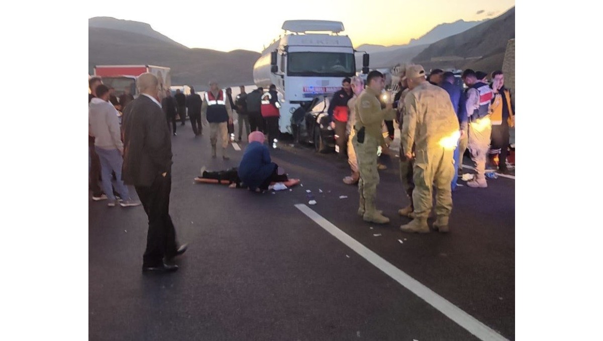 Van-Hakkari karayolunda otomobil tırla çarpıştı: 2 ölü, 5 yaralı