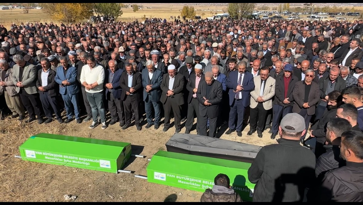Van-Hakkari karayolundaki kazada hayatını kaybeden aynı aileden 3 kişi toprağa verildi