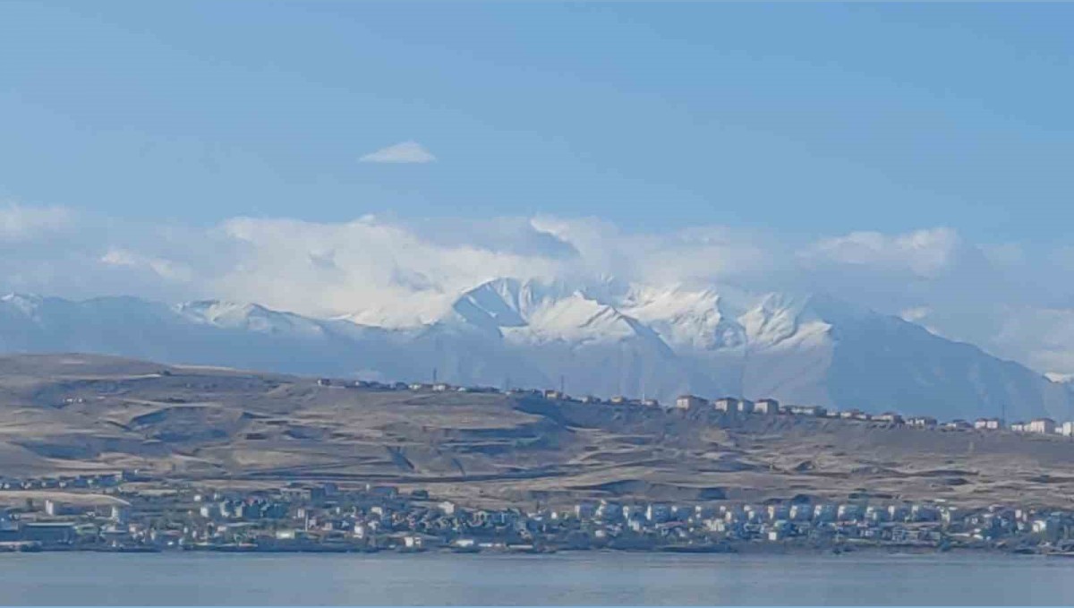 Van'ı çevreleyen dağların zirvesi beyaza büründü