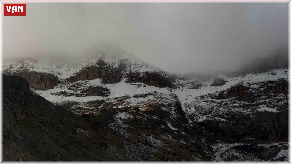 Van'ın Artos Dağı ile Karabet Geçidi'nde mevsimin ilk karı yağdı