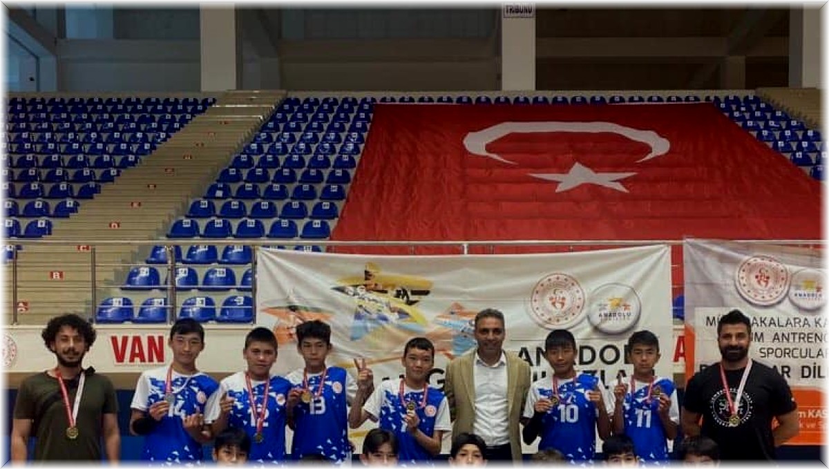 Van'ın erkek ve kız voleybol takımları yarı finale yükseldi