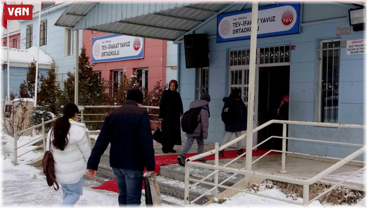 Van'ın ilçeleri Özalp ve Saray'da okullar bir gün tatil edildi