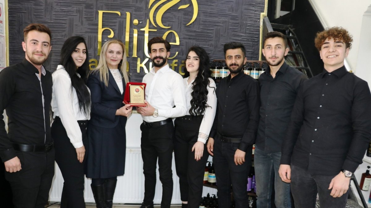 Van'ın ilk kadın muhtarı Tanrıtanır'dan başarılı kuaföre plaket