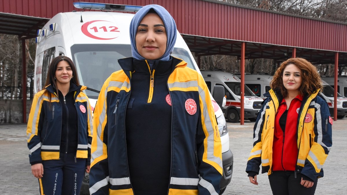 Van'ın kadın acil tıp teknikerleri hayat kurtarmak için zamanla yarışıyor