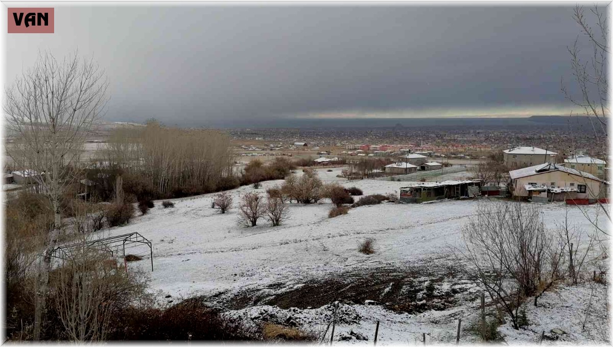 Van'ın kent merkezine mevsimin ilk karı yağdı