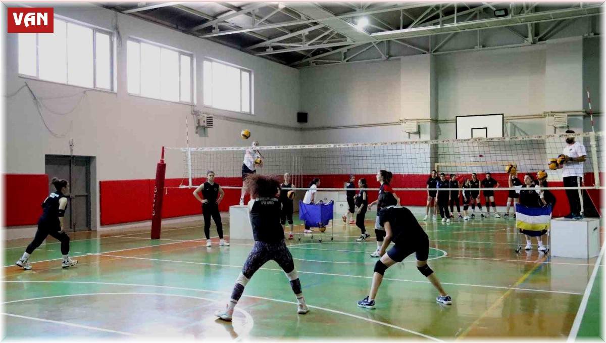 Van'ın kızları yeni sezon için file başına geçti