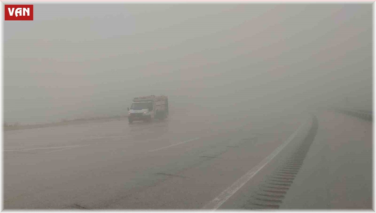 Van'ın Kurubaş Geçidi'nde yoğun sis etkili oldu
