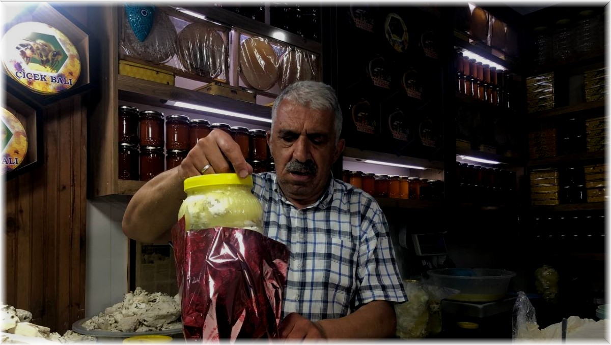 Van'ın meşhur otlu peyniri hediyelik olarak alınıyor