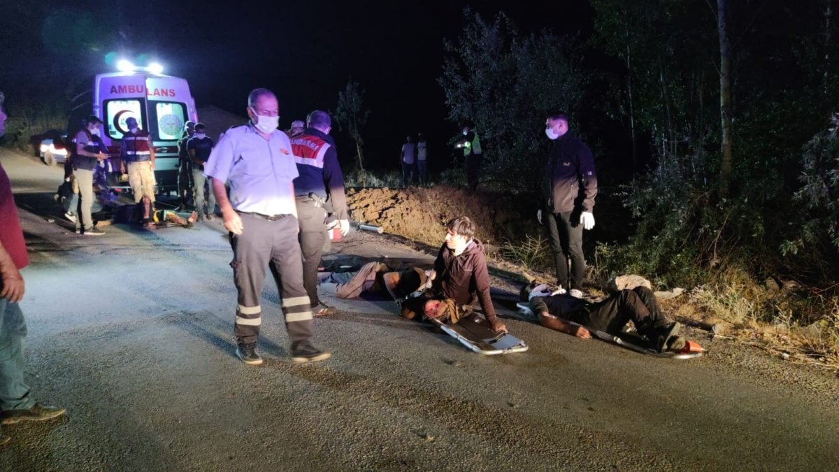 Van'ın Muradiye İlçesi'nde kaçak mülteci taşıyan minibüsün kaza yapması sonucu çok sayıda yaralı ve ölü olduğu belirtildi.