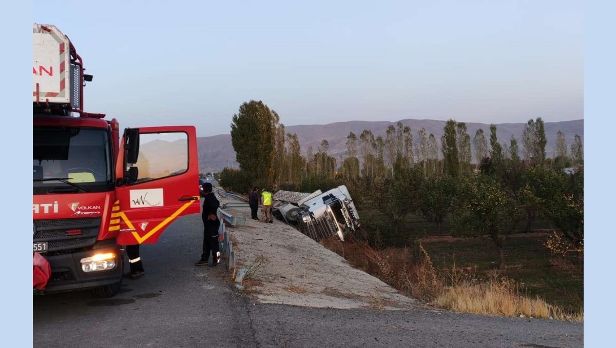 Van'ın Muradiye ilçesinde korkutan kaza: Tırın içinde sıkışan sürücüyü itfaiye kurtardı