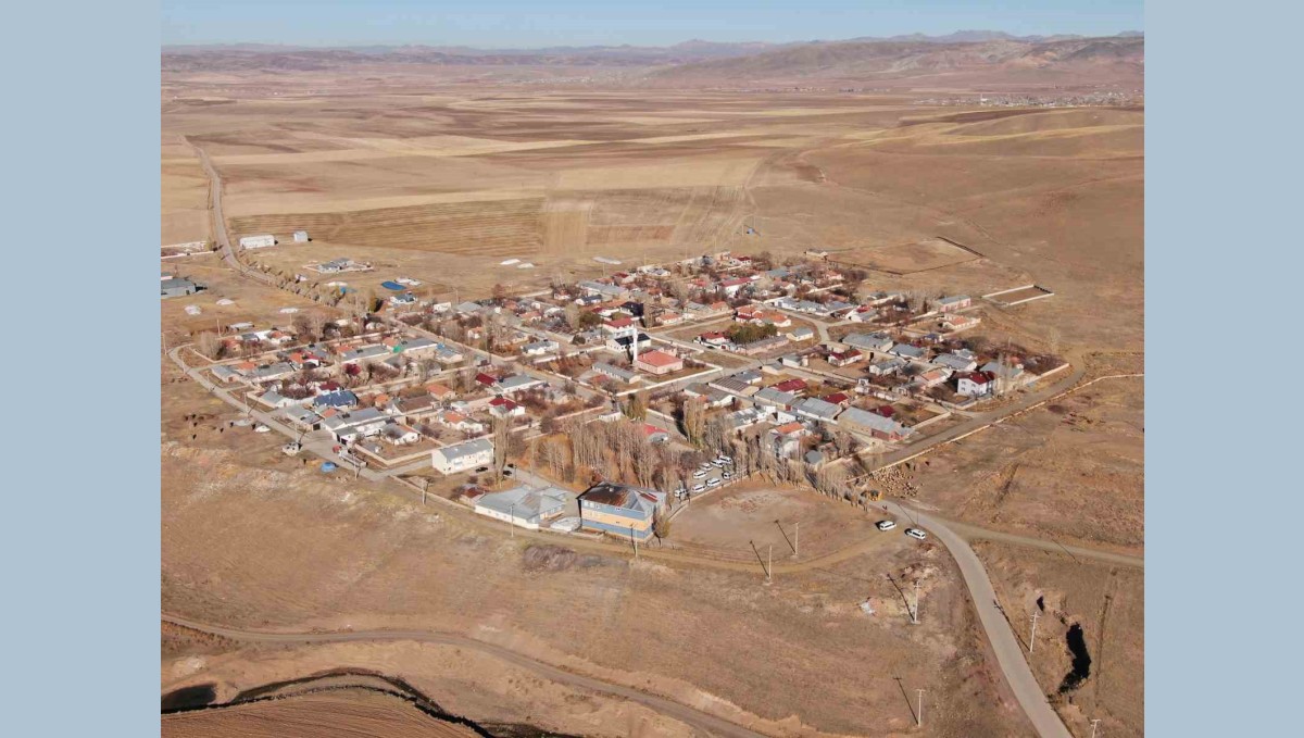 Van'ın Özalp ilçesinde simetrik yapılar sonbahar güzelliğiyle büyülüyor