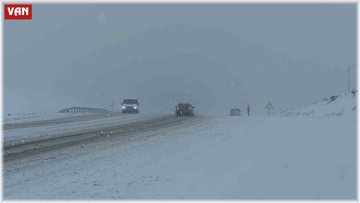 Van'ın yüksek kesimlerde kar yağışı ve sis etkili oluyor