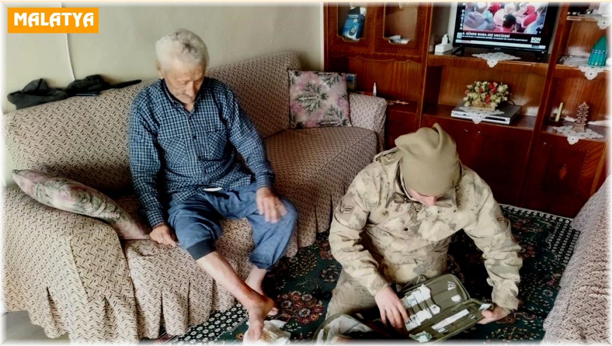 Van jandarması 55 kişiyi enkazdan sağ kurtardı