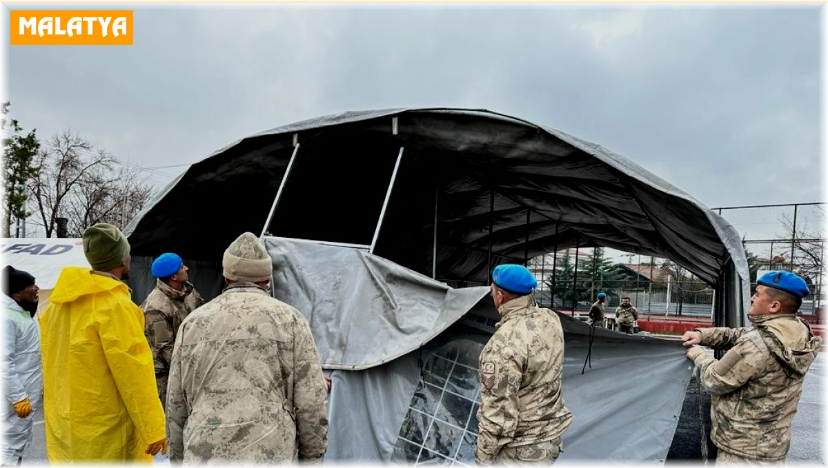 Van jandarmasının deprem bölgesindeki çalışması devam ediyor