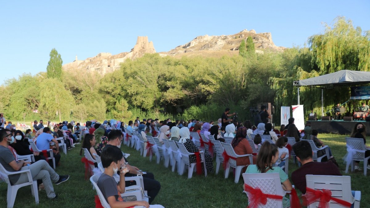 Van Kalesi'nde dört dilde konser